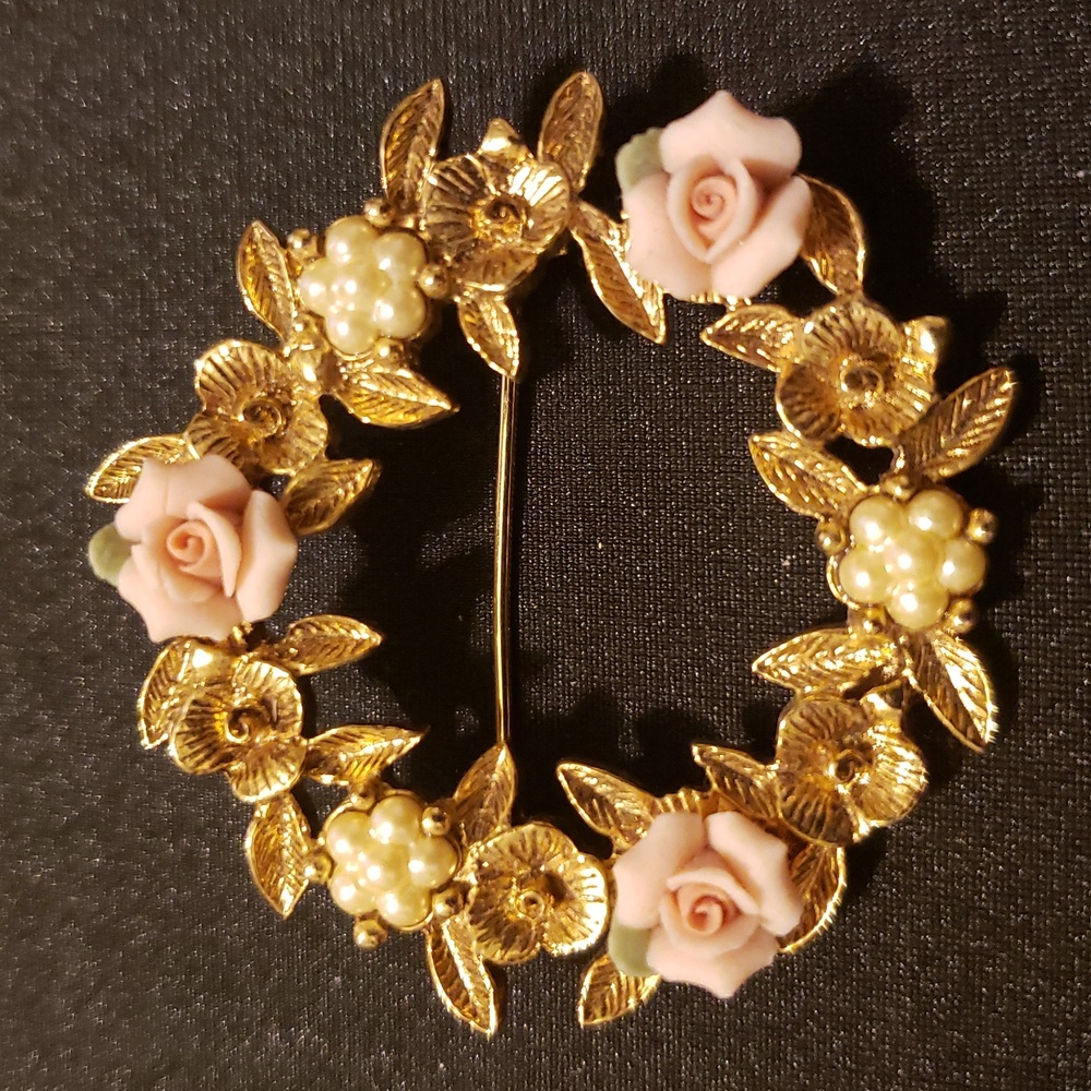 Gold-Tone Pink Porcelain Rose Wreath Brooch. - Picture 3 of 8